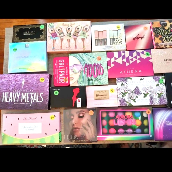 A lot of eyeshadow palettes.